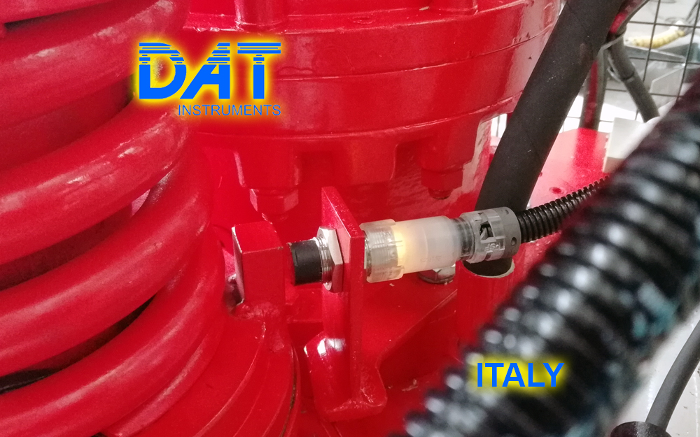 DAT instruments JET ROT, rod rotation speed sensor for drilling, installed on the drilling rig mast