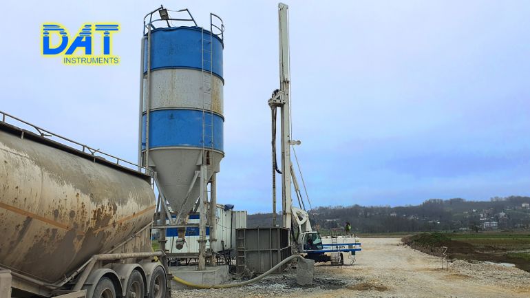 DAT instruments datalogger installato in un cantiere di CFA (pali ad elica continua), ACP auger cast pile, continuous flight auger